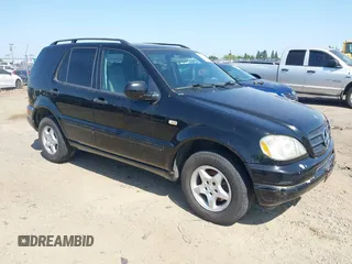 2000 Mercedes-Benz M 320/430/500 z VIN 4JGAB54E5YA199856, wystawiony jako IAAI lot #42427750 z przebiegiem 224 929 mil mil oraz . Historia ofert i sprzedaży dostępna na DreamBid. Obrazek 1.