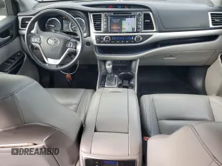 2018 Toyota Highlander SE with VIN 5TDJZRFH8JS538021, listed as a Copart auction lot 63496775 with 43,586 mi miles and Salvage title. Bid and sale history available at DreamBid. Image 8.