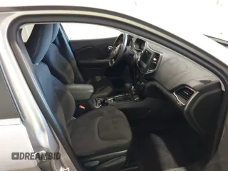 2019 Jeep Cherokee Latitude z VIN 1C4PJMCB0KD122398, wystawiony jako IAAI lot #41798728 z przebiegiem 117 810 mil mil oraz . Historia ofert i sprzedaży dostępna na DreamBid. Obrazek 5.