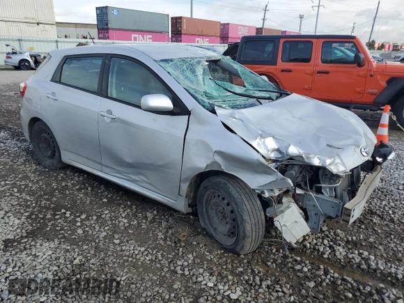 2009 Toyota Matrix S с VIN 2T1LE40E89C003801, выставлен на аукционе Copart как лот 56510195 с пробегом 179 987 миль миль и Списание • Salvage title. История ставок и продаж доступна на DreamBid. Изображение 4.