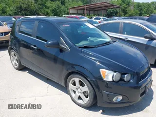 2012 Chevrolet Sonic LTZ z VIN 1G1JE6SH2C4217728, wystawiony jako IAAI lot #42505234 z przebiegiem 157 826 mil mil oraz . Historia ofert i sprzedaży dostępna na DreamBid. Obrazek 1.