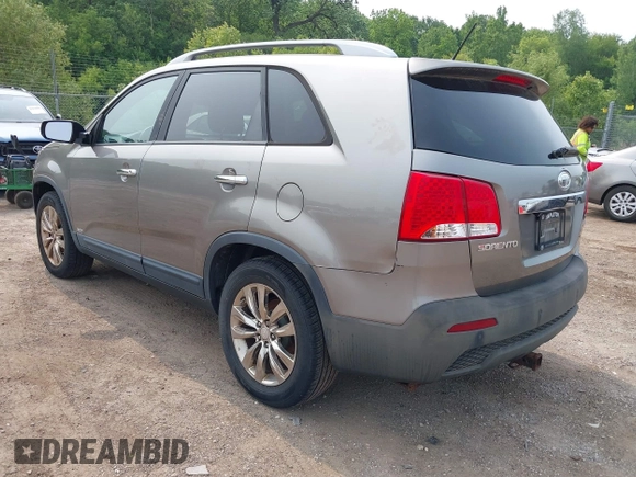 2011 Kia Sorento EX z VIN 5XYKUDA26BG062679, wystawiony jako IAAI lot #42471272 z przebiegiem 100 786 mil mil oraz . Historia ofert i sprzedaży dostępna na DreamBid. Obrazek 3.