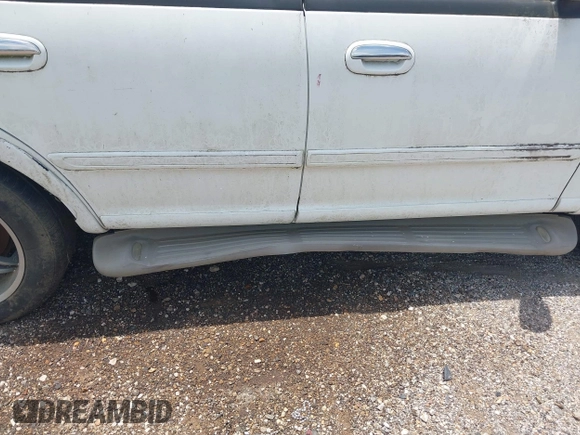 2000 Ford Expedition Eddie Bauer с VIN 1FMEU17L3YLB95565, выставлен на аукционе IAAI как лот 42517370 с пробегом Не указан миль и . История ставок и продаж доступна на DreamBid. Изображение 6.