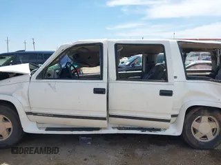 1999 GMC Suburban with VIN 1GDFK16R0XJ728255, listed as a IAAI auction lot 42230595 with Not provided miles and . Bid and sale history available at DreamBid. Image 14.