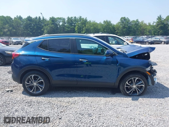 2021 Buick Encore GX Select z VIN KL4MMESL8MB090268, wystawiony jako IAAI lot #42729801 z przebiegiem 27 516 mil mil oraz . Historia ofert i sprzedaży dostępna na DreamBid. Obrazek 13.