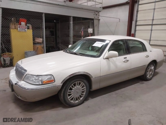 2007 Lincoln Town Car Signature Limited with VIN 1LNHM82V57Y612944, listed as a IAAI auction lot 41461980 with 184,653 mi miles. Bid and sale history available at carsss.com. Image 2.