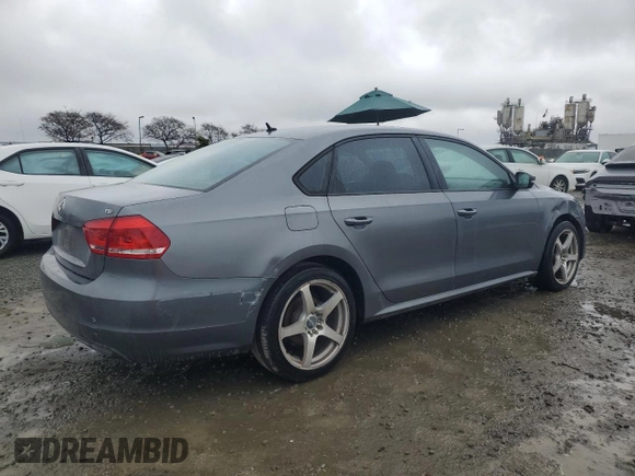 2014 Volkswagen Passat Wolfsburg Edition z VIN 1VWAT7A3XEC040523, wystawiony jako Copart lot #51389985 z przebiegiem 204 473 mil mil oraz Czysty tytuł • Clean title. Historia ofert i sprzedaży dostępna na DreamBid. Obrazek 3.