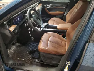 2022 Audi e-tron Premium Plus с VIN WA1LAAGE4NB006634, выставлен на аукционе Copart как лот 84389824 с пробегом 48 516 миль миль и Списание • Salvage title. История ставок и продаж доступна на DreamBid. Изображение 7.