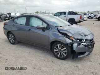 2024 Nissan Versa SV z VIN 3N1CN8EV2RL894345, wystawiony jako Copart lot #54180885 z przebiegiem 27 692 mil mil oraz Szkoda całkowita • Salvage title. Historia ofert i sprzedaży dostępna na DreamBid. Obrazek 4.