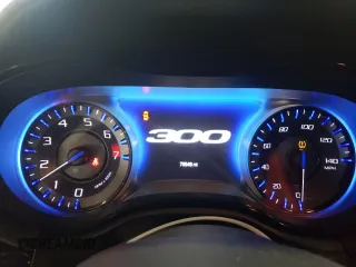 2020 Chrysler 300 S z VIN 2C3CCABGXLH145751, wystawiony jako Copart lot #46607105 z przebiegiem 75 546 mil mil oraz Szkoda całkowita • Salvage title. Historia ofert i sprzedaży dostępna na DreamBid. Obrazek 9.