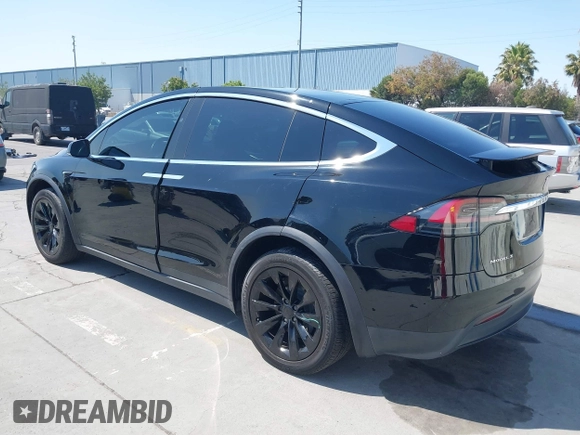 2017 Tesla Model X 90D z VIN 5YJXCBE23HF027198, wystawiony jako IAAI lot #42439451 z przebiegiem 111 122 mil mil oraz . Historia ofert i sprzedaży dostępna na DreamBid. Obrazek 3.