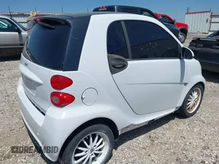 2013 Smart fortwo Pure z VIN WMEEJ3BA1DK649652, wystawiony jako IAAI lot #42040488 z przebiegiem 102 625 mil mil oraz . Historia ofert i sprzedaży dostępna na DreamBid. Obrazek 4.