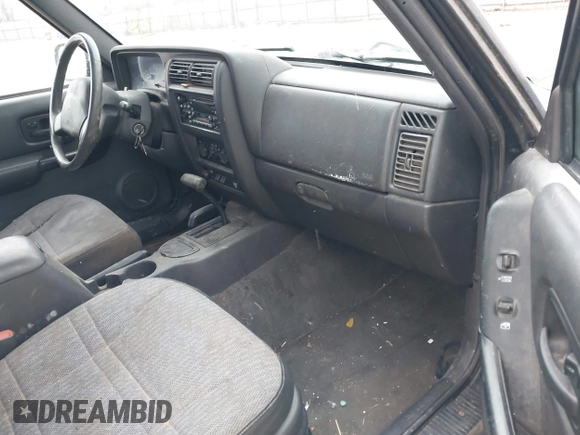 1999 Jeep Cherokee Sport z VIN 1J4FF68S0XL626507, wystawiony jako IAAI lot #41584988 z przebiegiem 301 356 mil mil oraz . Historia ofert i sprzedaży dostępna na DreamBid. Obrazek 5.
