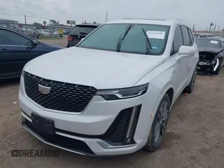 2020 Cadillac XT6 FWD Premium Luxury z VIN 1GYKPCRS2LZ101061, wystawiony jako IAAI lot #42113360 z przebiegiem Nie podano mil oraz . Historia ofert i sprzedaży dostępna na DreamBid. Obrazek 2.