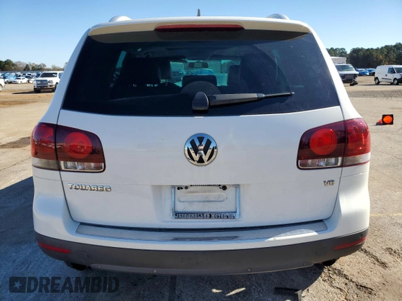 2008 Volkswagen Touareg V6 z VIN WVGBE77L88D024775, wystawiony jako Copart lot #83843144 z przebiegiem 152 413 mil mil oraz Szkoda całkowita • Salvage title. Historia ofert i sprzedaży dostępna na DreamBid. Obrazek 6.