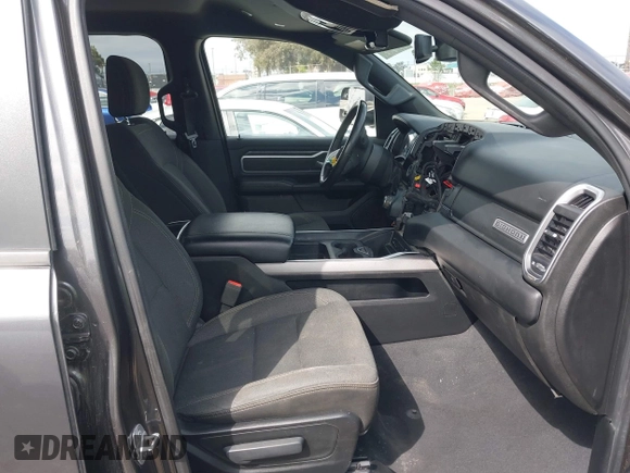 2019 Ram 1500 Big Horn z VIN 1C6RREFT3KN601556, wystawiony jako IAAI lot #41862219 z przebiegiem 110 706 mil mil oraz . Historia ofert i sprzedaży dostępna na DreamBid. Obrazek 5.