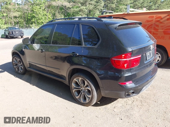 2012 BMW X5 35i z VIN 5UXZV4C5XCL744343, wystawiony jako IAAI lot #42134441 z przebiegiem 136 984 mil mil oraz . Historia ofert i sprzedaży dostępna na DreamBid. Obrazek 3.