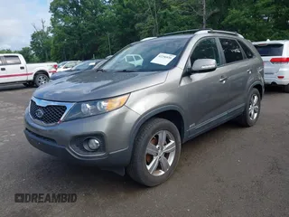 2013 Kia Sorento EX z VIN 5XYKUDA65DG413913, wystawiony jako IAAI lot #42256920 z przebiegiem 115 829 mil mil oraz . Historia ofert i sprzedaży dostępna na DreamBid. Obrazek 2.