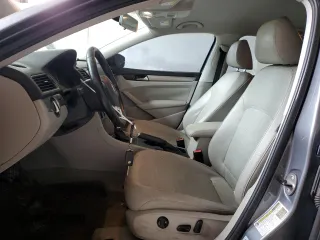 2014 Volkswagen Passat S z VIN 1VWAT7A36EC106565, wystawiony jako Copart lot #53965625 z przebiegiem 130 936 mil mil oraz Szkoda całkowita • Salvage title. Historia ofert i sprzedaży dostępna na DreamBid. Obrazek 7.
