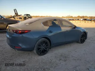 2022 Mazda 3 Carbon Edition z VIN 3MZBPACL0NM300509, wystawiony jako Copart lot #82294524 z przebiegiem 43 367 mil mil oraz Szkoda całkowita • Salvage title. Historia ofert i sprzedaży dostępna na DreamBid. Obrazek 3.
