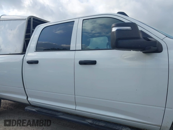 2024 Ram 2500 Tradesman z VIN 3C6UR5HJ2RG234917, wystawiony jako IAAI lot #42247031 z przebiegiem 26 718 mil mil oraz . Historia ofert i sprzedaży dostępna na DreamBid. Obrazek 13.