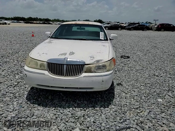 1999 Lincoln Town Car Executive z VIN 1LNHM81WXXY627319, wystawiony jako Copart lot #60830165 z przebiegiem 122 118 mil mil oraz Szkoda całkowita • Salvage title. Historia ofert i sprzedaży dostępna na DreamBid. Obrazek 13.