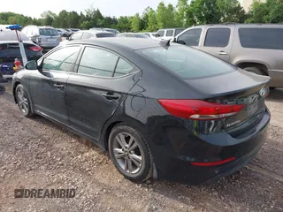 2017 Hyundai Elantra SE z VIN 5NPD84LFXHH191863, wystawiony jako IAAI lot #42272222 z przebiegiem 88 796 mil mil oraz . Historia ofert i sprzedaży dostępna na DreamBid. Obrazek 3.