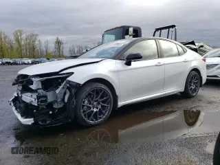 2025 Toyota Camry LE z VIN 4T1DBADK8SU008125, wystawiony jako Copart lot #51931235 z przebiegiem 3 685 mil mil oraz Szkoda całkowita • Salvage title. Historia ofert i sprzedaży dostępna na DreamBid. Obrazek 1.