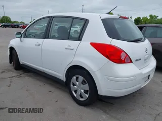 2011 Nissan Versa S z VIN 3N1BC1CP5BL433319, wystawiony jako IAAI lot #42351116 z przebiegiem 128 032 mil mil oraz . Historia ofert i sprzedaży dostępna na DreamBid. Obrazek 3.