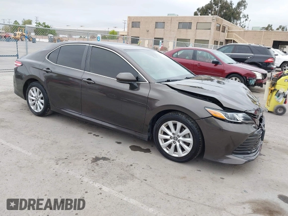 2019 Toyota Camry LE z VIN 4T1B11HK7KU702244, wystawiony jako IAAI lot #42073380 z przebiegiem 72 602 mil mil oraz . Historia ofert i sprzedaży dostępna na DreamBid. Obrazek 1.