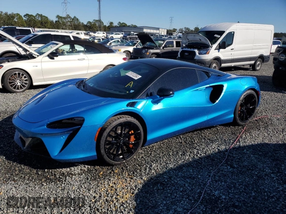 2023 McLaren Artura z VIN SBM16AEA2PW001739, wystawiony jako Copart lot #81910384 z przebiegiem 3871 mil mil oraz Szkody całkowita. Historia ofert i sprzedaży dostępna na DreamBid. Obrazek 1.