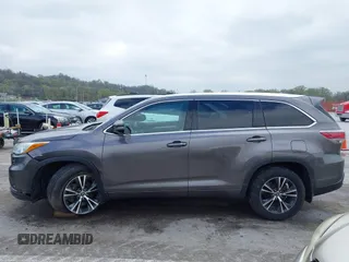 2016 Toyota Highlander XLE z VIN 5TDJKRFH6GS307941, wystawiony jako IAAI lot #42007858 z przebiegiem 70 272 mil mil oraz . Historia ofert i sprzedaży dostępna na DreamBid. Obrazek 14.