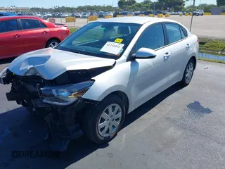2023 Kia Rio S z VIN 3KPA24AD4PE592446, wystawiony jako IAAI lot #42244022 z przebiegiem 13 759 mil mil oraz . Historia ofert i sprzedaży dostępna na DreamBid. Obrazek 2.