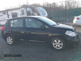 2007 Nissan Versa SL z VIN 3N1BC13E77L439385, wystawiony jako IAAI lot #41749821 z przebiegiem 137 521 mil mil oraz . Historia ofert i sprzedaży dostępna na DreamBid. Obrazek 13.