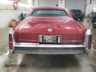 1988 Cadillac Brougham z VIN 1G6DW51Y2JR766782, wystawiony jako Copart lot #83797924 z przebiegiem 63 601 mil mil oraz Szkody całkowita. Historia ofert i sprzedaży dostępna na DreamBid. Obrazek 6.