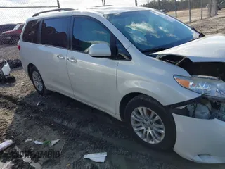2017 Toyota Sienna XLE Auto Access Seat with VIN 5TDYZ3DC8HS766601, listed as a IAAI auction lot 41232878 with 133,861 mi miles. Bid and sale history available at carsss.com. Image 1.