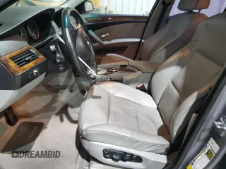2008 BMW 5 Series 535i z VIN WBANW13538CZ75004, wystawiony jako Copart lot #54988245 z przebiegiem 110 736 mil mil oraz Czysty tytuł • Clean title. Historia ofert i sprzedaży dostępna na DreamBid. Obrazek 7.