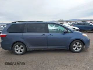 2015 Toyota Sienna LE AAS z VIN 5TDKK3DC0FS557747, wystawiony jako IAAI lot #41761226 z przebiegiem 197 705 mil mil oraz . Historia ofert i sprzedaży dostępna na DreamBid. Obrazek 13.