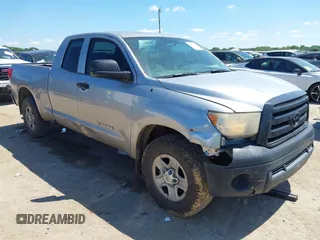 2013 Toyota Tundra z VIN 5TFRM5F16DX063979, wystawiony jako IAAI lot #42236653 z przebiegiem 305 960 mil mil oraz . Historia ofert i sprzedaży dostępna na DreamBid. Obrazek 1.