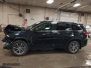 2019 Toyota Highlander SE with VIN 5TDJZRFH0KS706882, listed as a IAAI auction lot 41796238 with 104,009 mi miles. Bid and sale history available at carsss.com. Image 14.