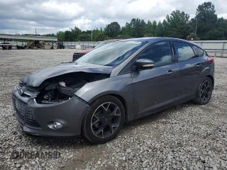 2014 Ford Focus SE z VIN 1FADP3K2XEL298288, wystawiony jako Copart lot #56477635 z przebiegiem 95 076 mil mil oraz Szkoda całkowita • Salvage title. Historia ofert i sprzedaży dostępna na DreamBid. Obrazek 1.