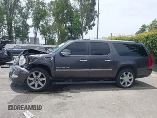 2011 Cadillac Escalade ESV Premium z VIN 1GYS4JEF2BR149146, wystawiony jako IAAI lot #42370325 z przebiegiem 68 787 mil mil oraz . Historia ofert i sprzedaży dostępna na DreamBid. Obrazek 14.