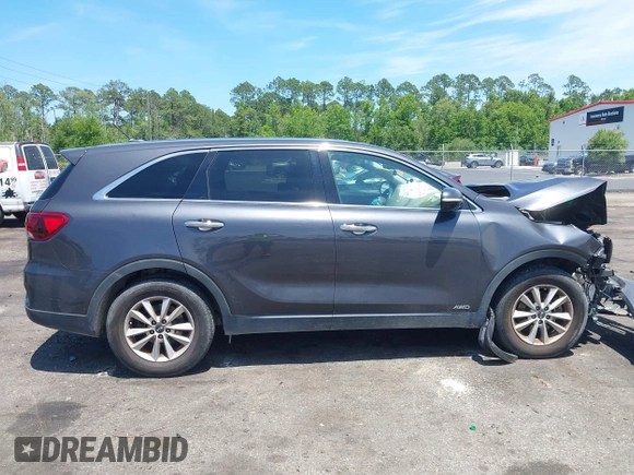 2019 Kia Sorento LX z VIN 5XYPGDA59KG448942, wystawiony jako IAAI lot #42333673 z przebiegiem 172 581 mil mil oraz . Historia ofert i sprzedaży dostępna na DreamBid. Obrazek 14.