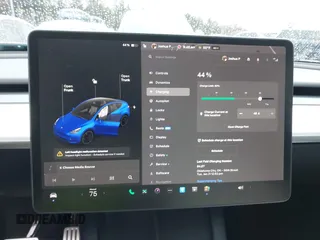 2022 Tesla Model Y Performance z VIN 7SAYGDEF4NF350696, wystawiony jako IAAI lot #41662924 z przebiegiem 36 747 mil mil oraz . Historia ofert i sprzedaży dostępna na DreamBid. Obrazek 17.