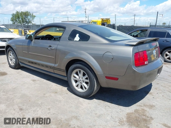 2005 Ford Mustang Deluxe z VIN 1ZVFT80N755155096, wystawiony jako IAAI lot #42251557 z przebiegiem 232 186 mil mil oraz . Historia ofert i sprzedaży dostępna na DreamBid. Obrazek 3.