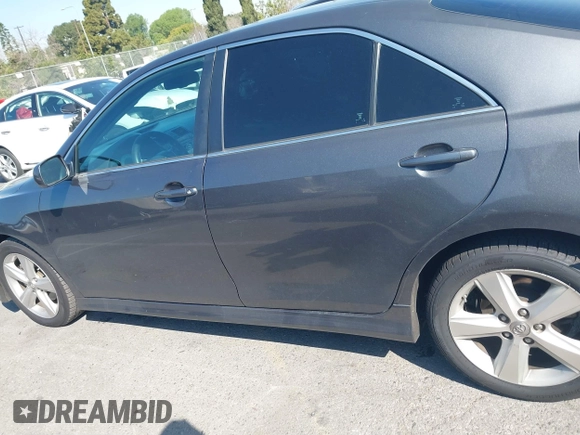 2011 Toyota Camry LE z VIN 4T1BF3EKXBU197608, wystawiony jako IAAI lot #41848207 z przebiegiem 131 676 mil mil oraz . Historia ofert i sprzedaży dostępna na DreamBid. Obrazek 14.