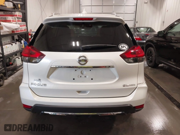 2017 Nissan Rogue SL z VIN JN8AT2MV8HW256848, wystawiony jako IAAI lot #42271691 z przebiegiem 103 597 mil mil oraz . Historia ofert i sprzedaży dostępna na DreamBid. Obrazek 16.