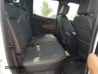 2024 GMC Canyon 4WD AT4 z VIN 1GTP6DEK8R1319281, wystawiony jako Copart lot #54380285 z przebiegiem 2383 mil mil oraz Szkody całkowita. Historia ofert i sprzedaży dostępna na DreamBid. Obrazek 10.