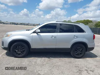2014 Kia Sorento LX z VIN 5XYKT4A76EG502421, wystawiony jako IAAI lot #42176516 z przebiegiem 192 354 mil mil oraz . Historia ofert i sprzedaży dostępna na DreamBid. Obrazek 14.