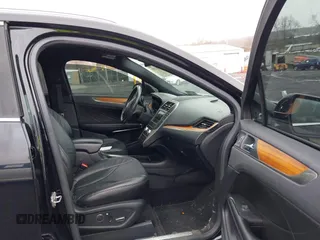2017 Lincoln MKC Reserve with VIN 5LMTJ3DH4HUL32550, listed as a IAAI auction lot 41961355 with 60,104 mi miles. Bid and sale history available at carsss.com. Image 5.